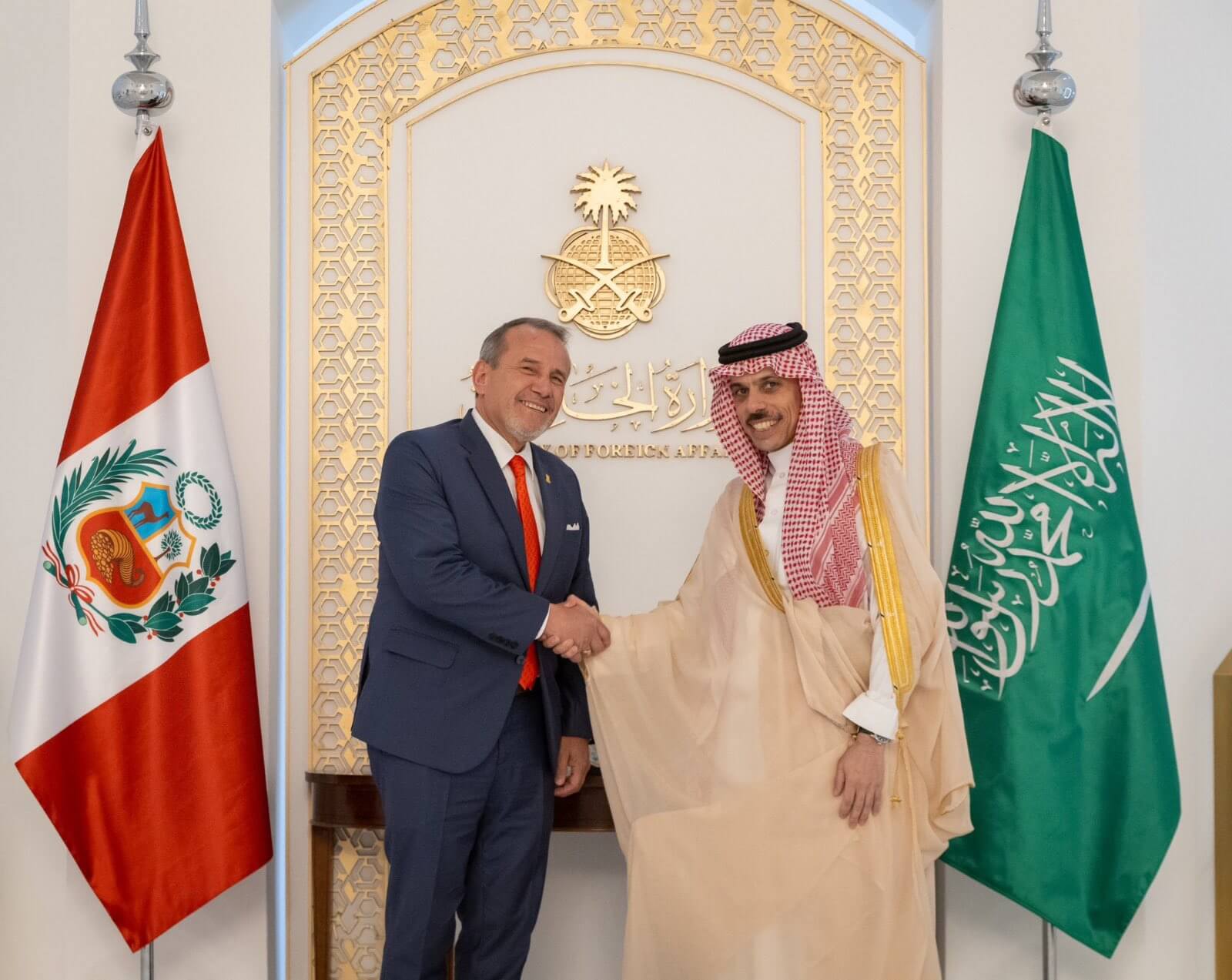 His Excellency the Minister receives the Foreign Minister of Peru.